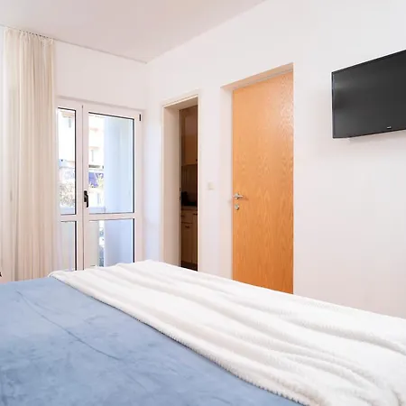 Apartman Lea *
